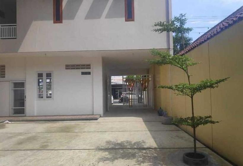 Отель Reddoorz Near Universitas Muhammadiyah Purwokerto