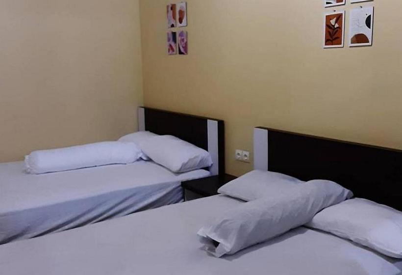 فندق Guest House Syariah Lp3b Brebes Redpartner