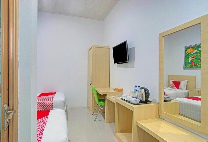 בית מלון כפרי Oyo 90404 Pringombo Homestay 2 Syariah