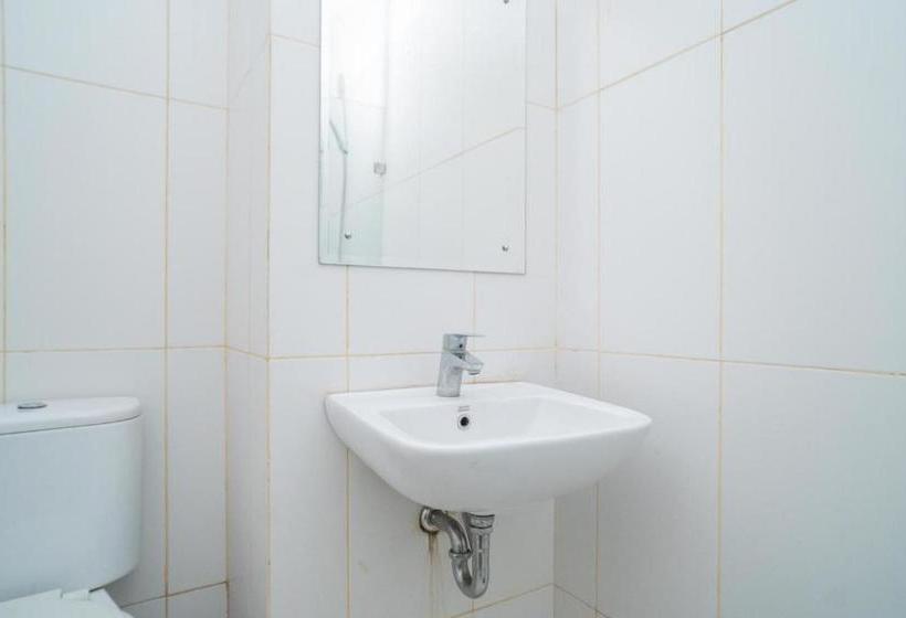 Отель Reddoorz Apartment @ Skylounge Tamansari