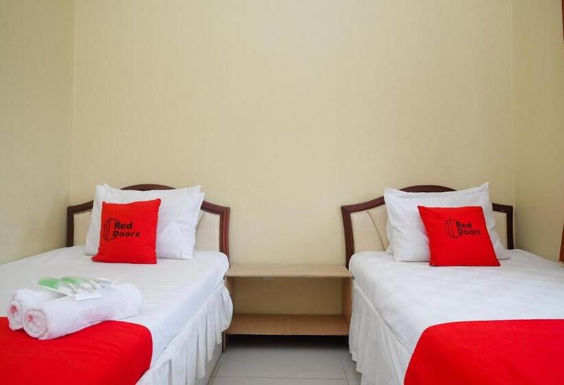 Отель Reddoorz Syariah Near Taman Rekreasi Kalianget Wonosobo