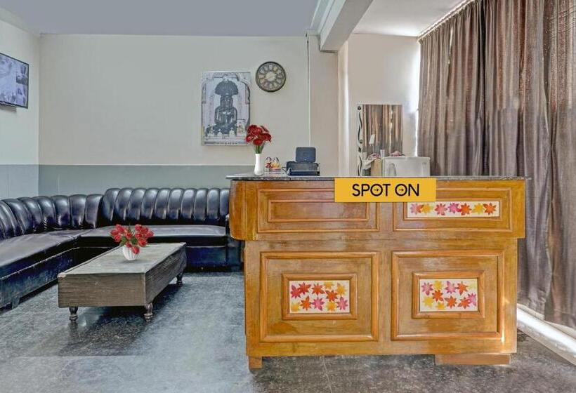 فندق Spot On 81321 Convival Budget Stay