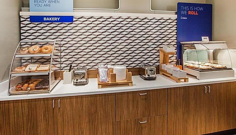 هتل Holiday Inn Express & Suites   Lumberton, An Ihg
