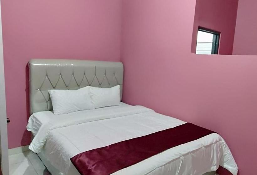 Отель Oyo 90602 Guest House Marisa Syariah