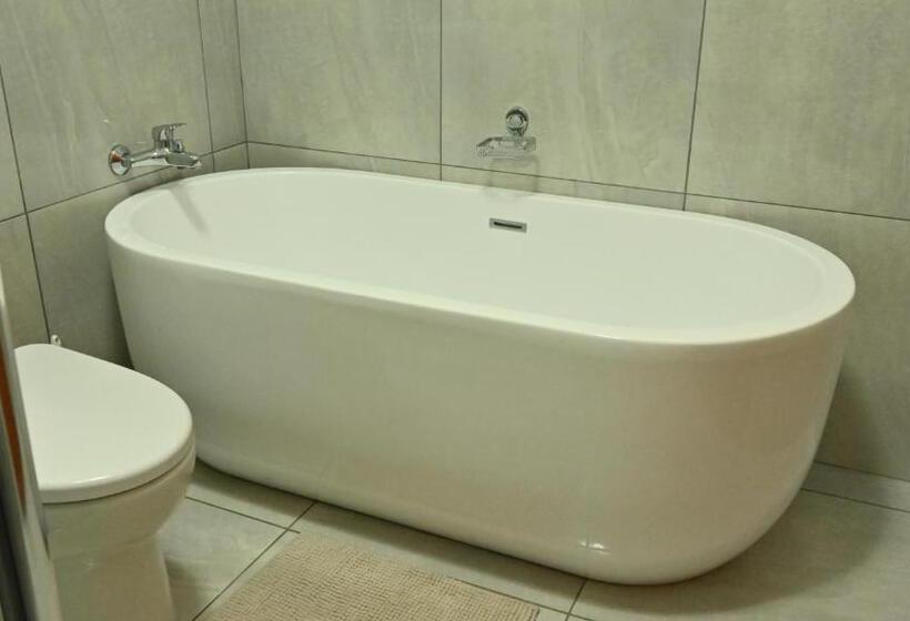 פנסיון Luxury Family En Suite @ 4 Star Guest House