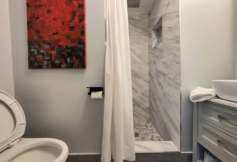 هتل Barefoot Mailman Inn & Suites