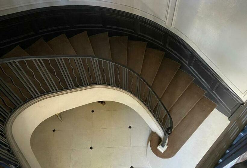تختخواب و صبحانه La Grande Carrée
