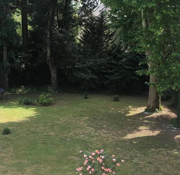تختخواب و صبحانه La Grande Carrée