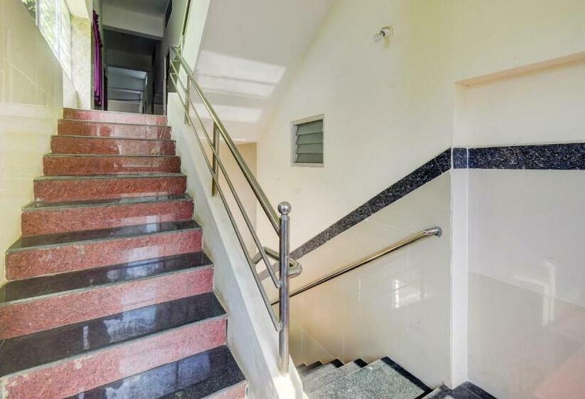 ホテル Oyo 79866 Rena Residency