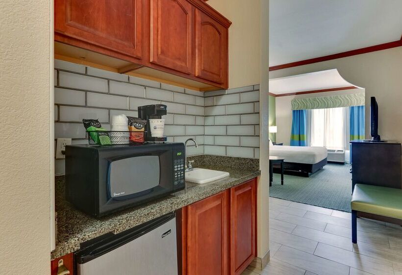 هتل Comfort Inn & Suites