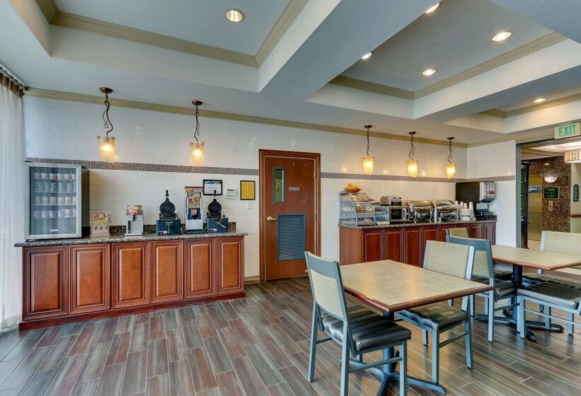 هتل Comfort Inn & Suites