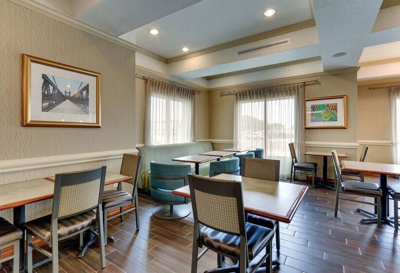 هتل Comfort Inn & Suites