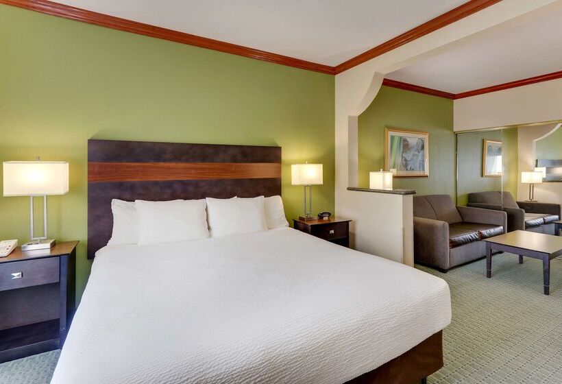 هتل Comfort Inn & Suites