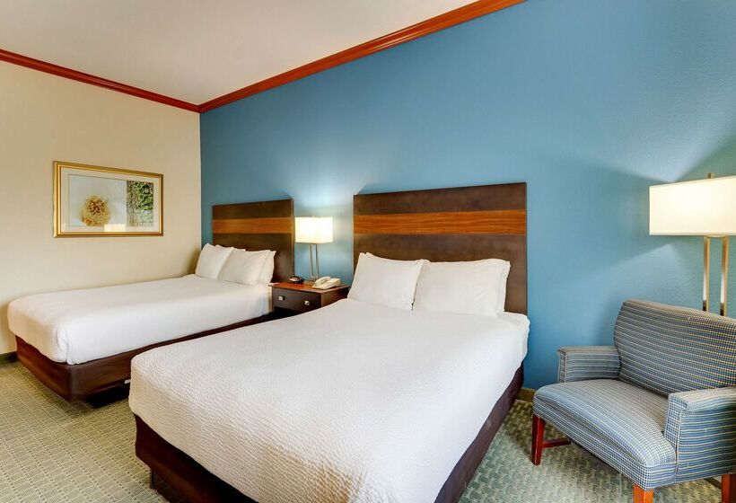 هتل Comfort Inn & Suites