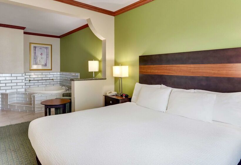 هتل Comfort Inn & Suites