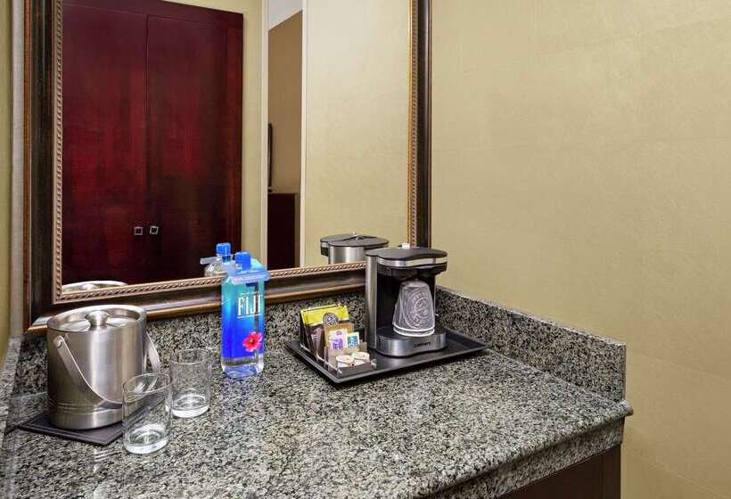هتل Doubletree Raleigh Durham Airport At Research Triangle Park