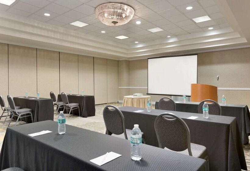 هتل Embassy Suites By Hilton Newark Wilmington South