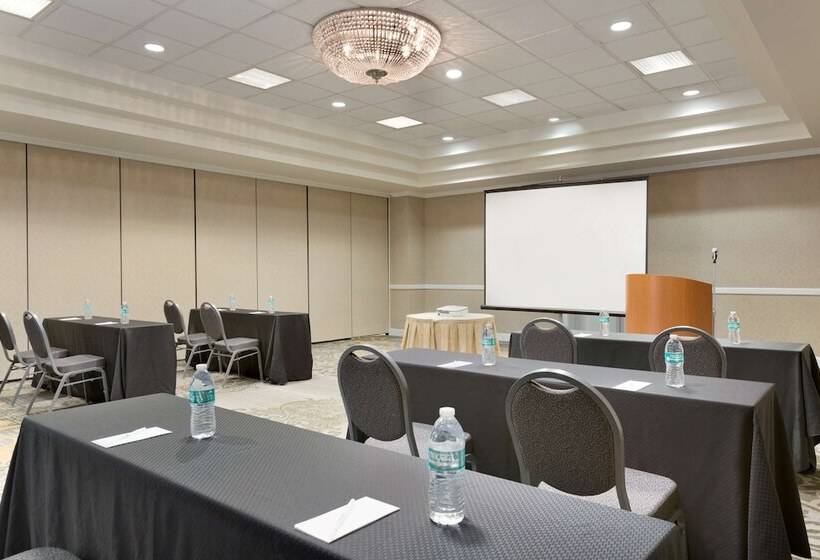 هتل Embassy Suites By Hilton Newark Wilmington South