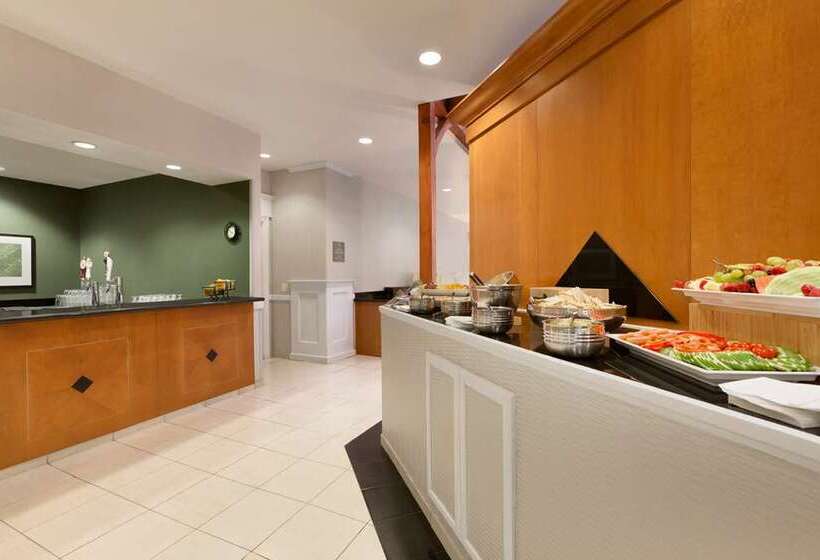 هتل Embassy Suites By Hilton Newark Wilmington South