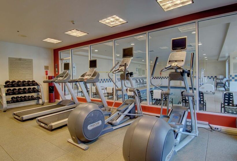 בית מלון כפרי Hilton Garden Inn Norwalk
