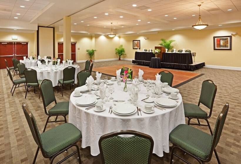 هتل Holiday Inn  & Suites Beaufort At Highway 21