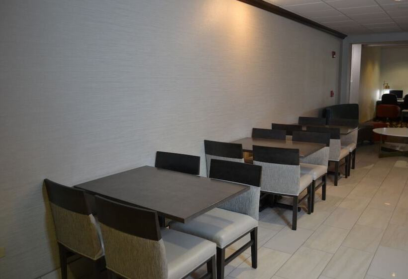 ホテル Holiday Inn Express & Suites Kent   University Area By Ihg