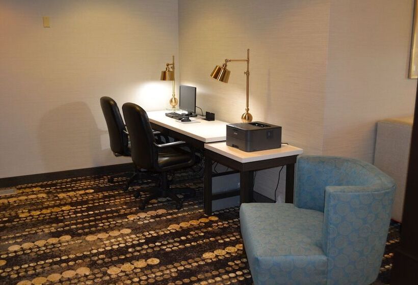 ホテル Holiday Inn Express & Suites Kent   University Area By Ihg