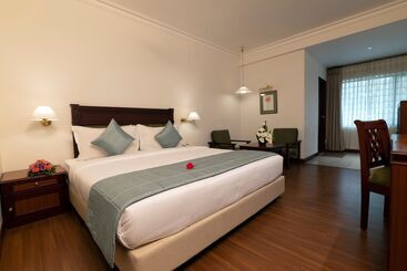 هتل Issacs Residency