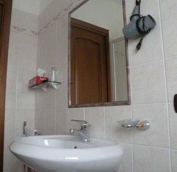 Отель Agriturismo Finestre Di Langa