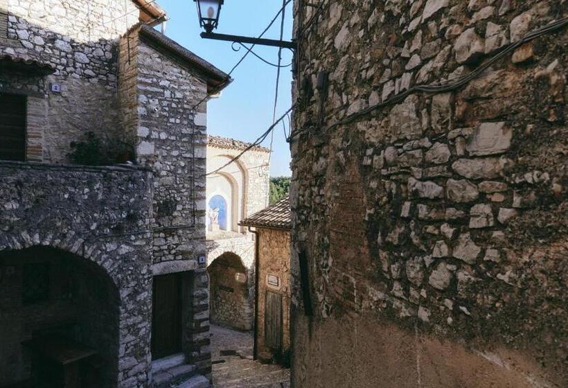 فندق Albergo Diffuso Crispolti