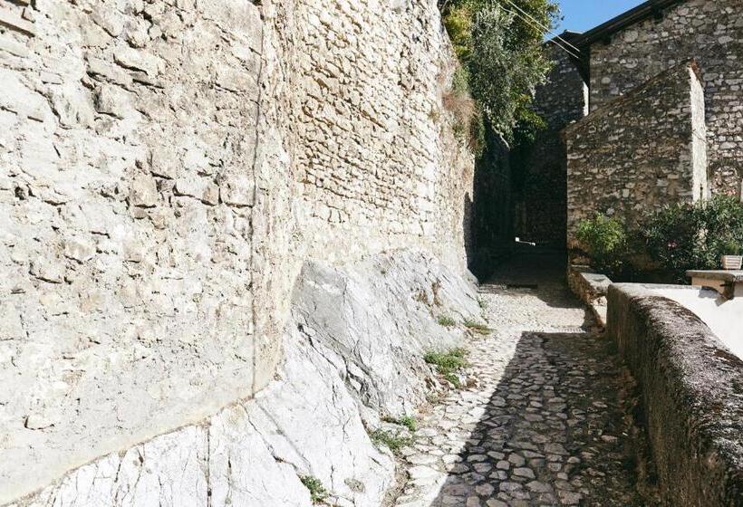 فندق Albergo Diffuso Crispolti