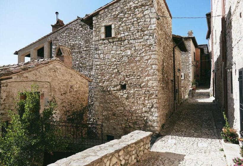 فندق Albergo Diffuso Crispolti