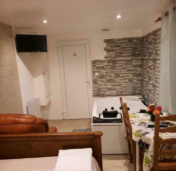 مبيت وإفطار Chambre Meublée Indépendante, Jacuzzi Dans La Chambre Située à Amblainville à 35 Minutes De Paris