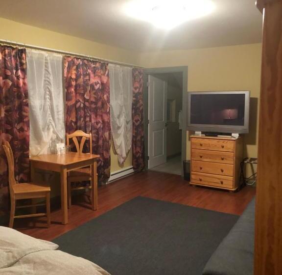 Bed and Breakfast Crowsnest Vineyards Guesthouse