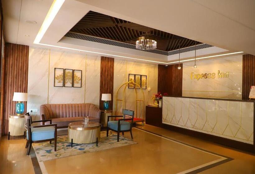בית מלון כפרי Freesia By Express Inn