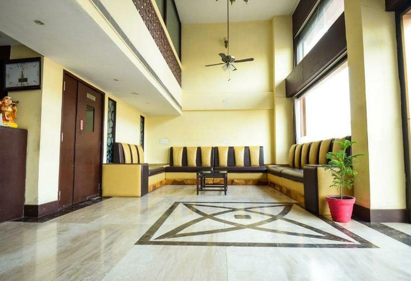 Отель Oyo 19628 Amba International