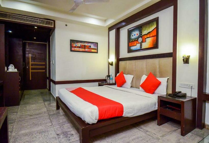 Отель Oyo 19628 Amba International