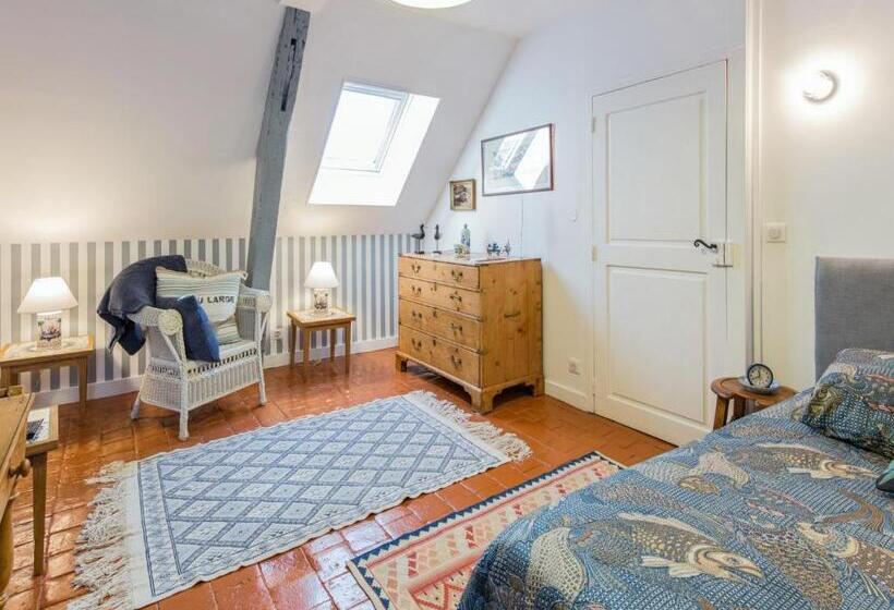 펜션 Room In Guest Room This 10th Century Home Sits In An Exceptional Setting In The Center Of Orleans