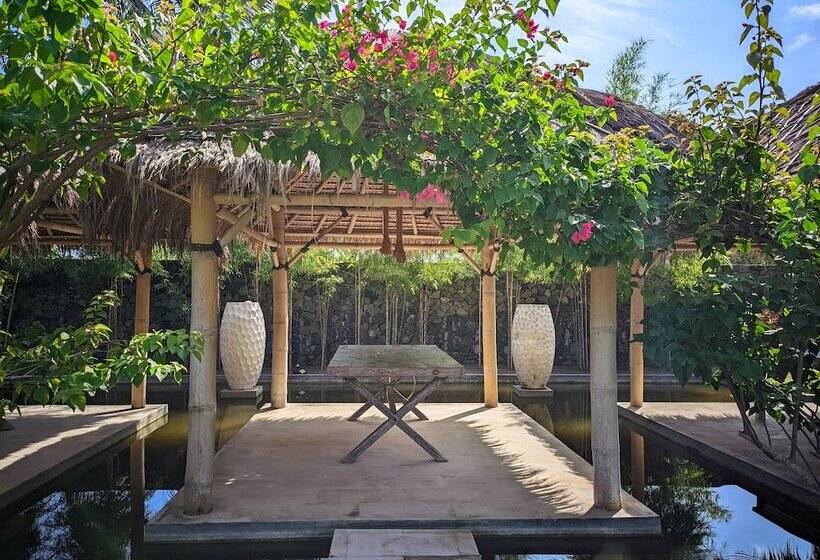 Отель The Club Villas Lombok