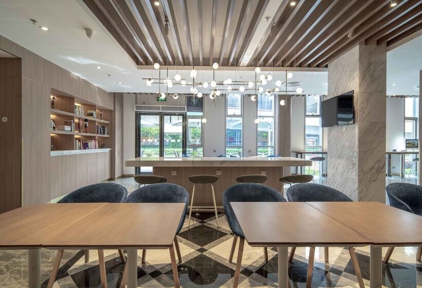 هتل Holiday Inn Express Shanghai Jinqiao Central, An Ihg
