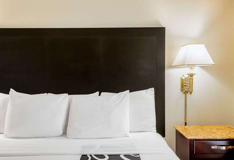 هتل La Quinta By Wyndham Mt. Laurel   Philadelphia