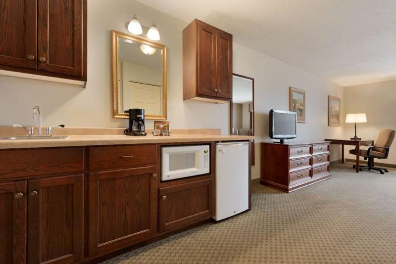 هتل Country Inn & Suites By Radisson, St. Cloud East, Mn