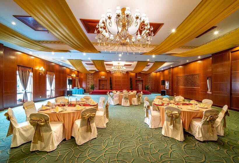 هتل Century Pines Resort