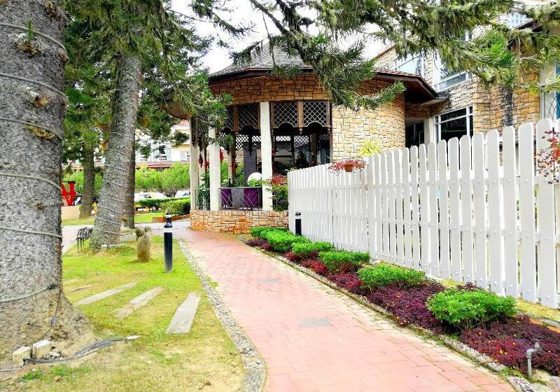 هتل Century Pines Resort