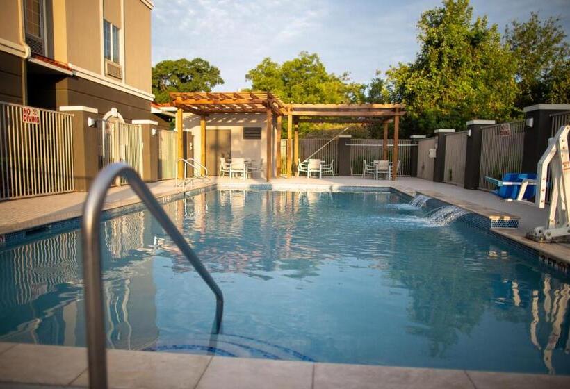 هتل La Quinta By Wyndham Houston East At Normandy