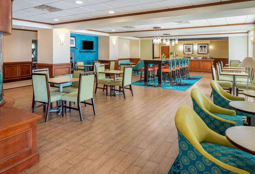 هتل La Quinta Inn & Suites By Wyndham Corpus Christin Padre Isl