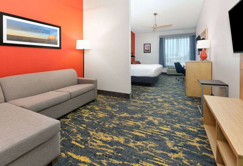 هتل La Quinta By Wyndham Dallas   Las Colinas