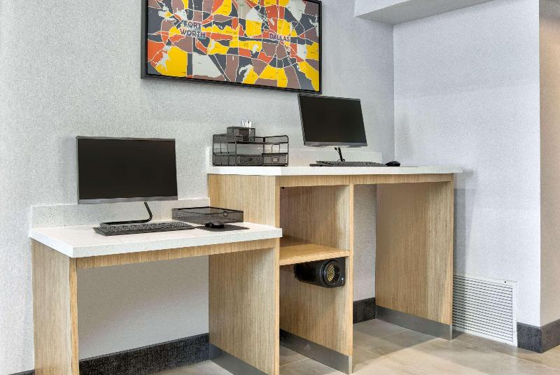 هتل La Quinta By Wyndham Dallas   Las Colinas