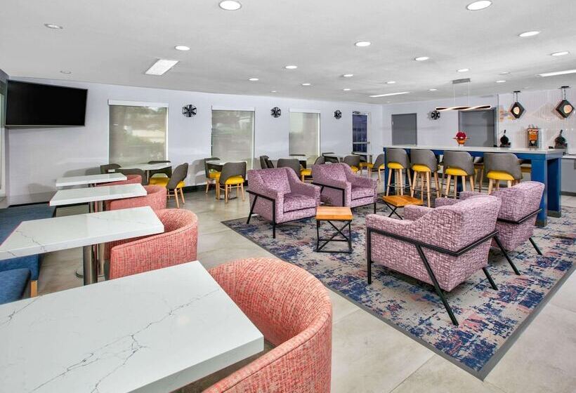 هتل La Quinta By Wyndham Dallas   Las Colinas