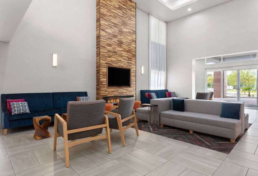 בית מלון כפרי La Quinta Inn & Suites By Wyndham Ft. Pierce